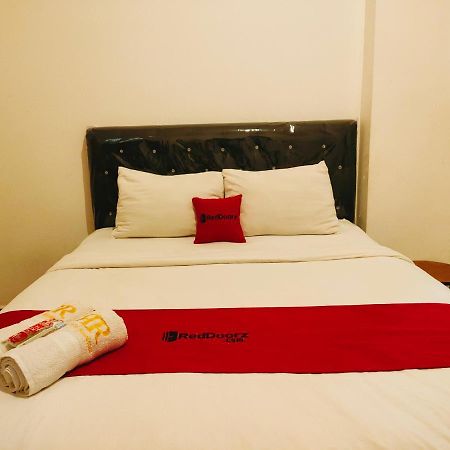 RedDoorz At Sukomanunggal Surabaya Bagian luar foto