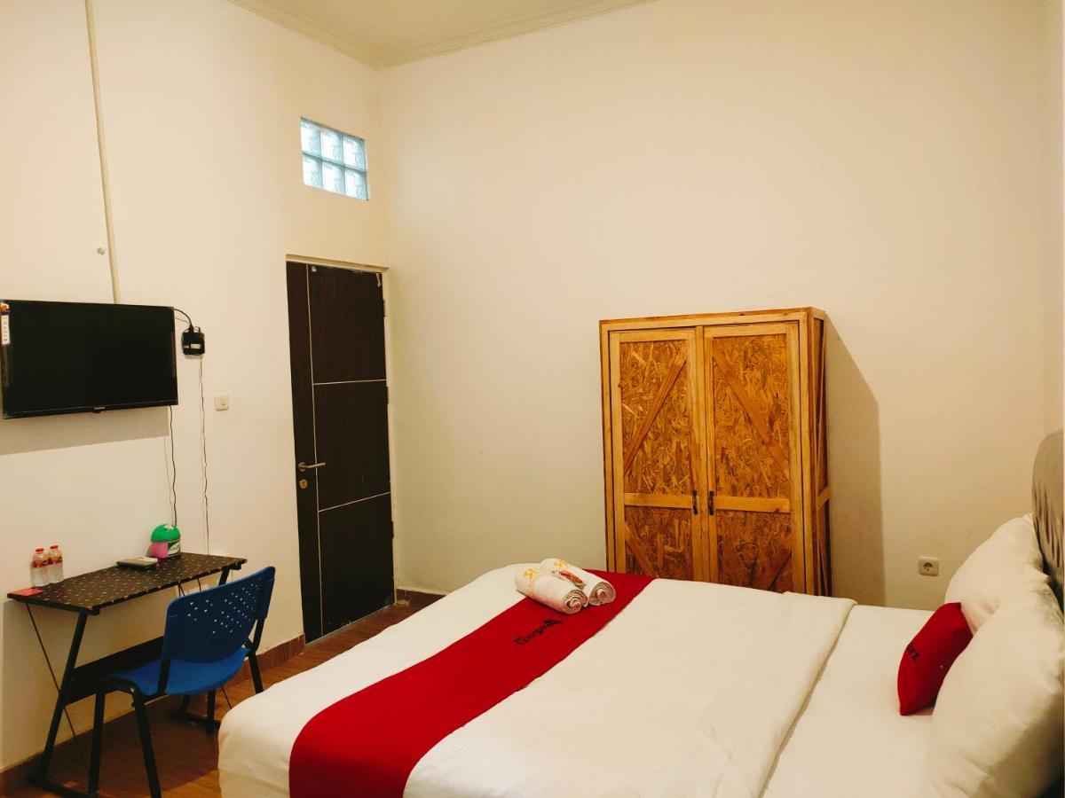 RedDoorz At Sukomanunggal Surabaya Bagian luar foto