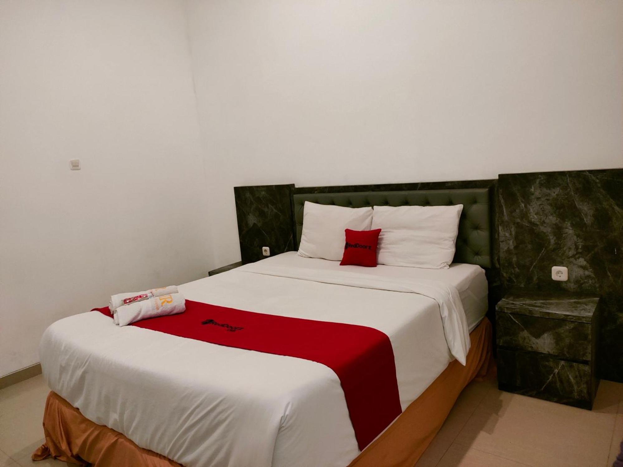 RedDoorz At Sukomanunggal Surabaya Bagian luar foto