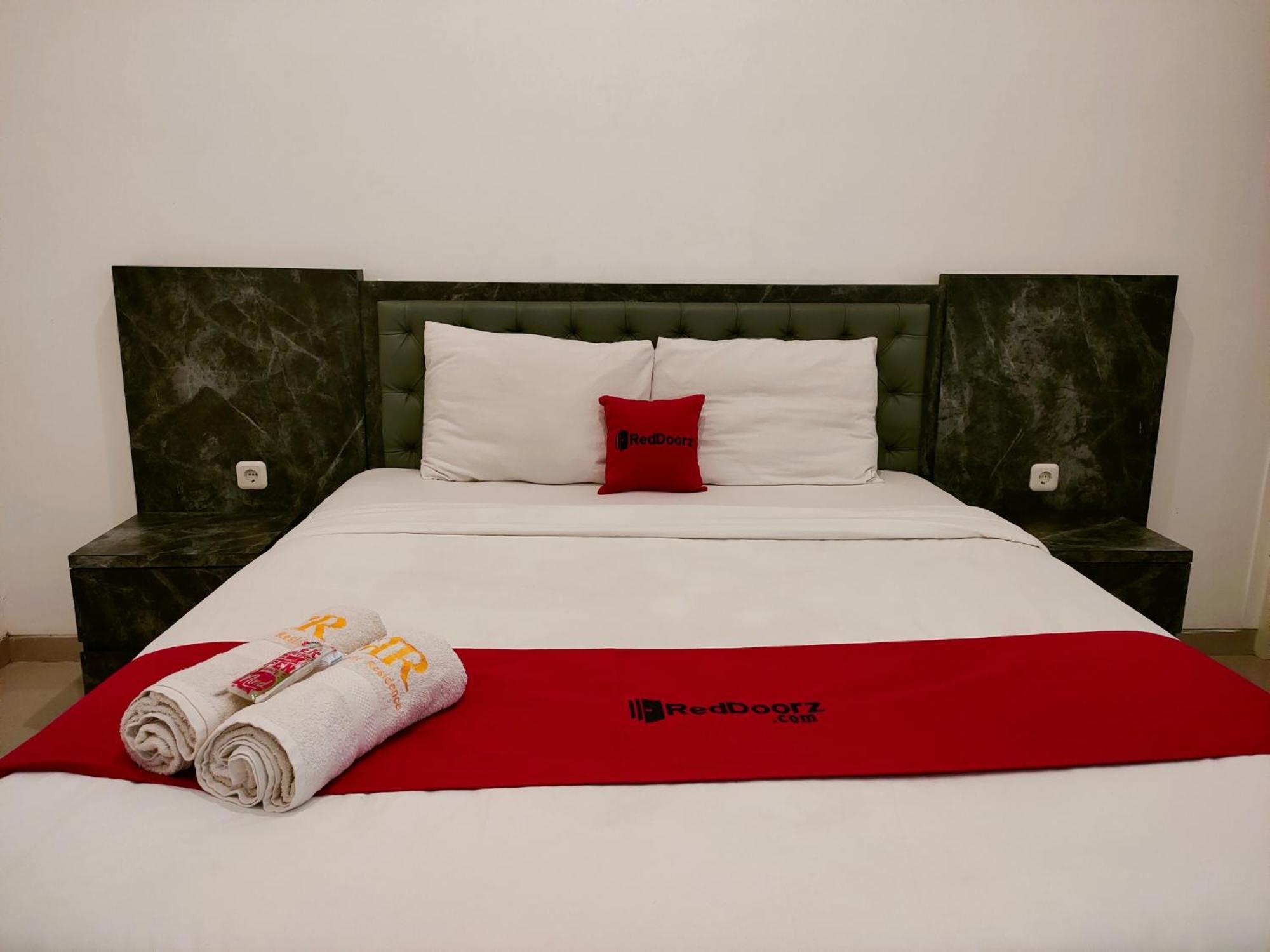 RedDoorz At Sukomanunggal Surabaya Bagian luar foto